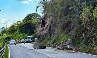 Xử lý khối đá nặng hàng tấn, bám thân cây khô trên đèo Bảo Lộc