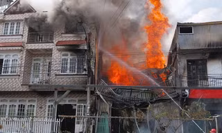 Lãnh đạo Công an tỉnh Lâm Đồng thăm hỏi chiến sĩ bị thương khi thực hiện nhiệm vụ.