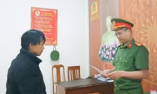 Tạm giam 2 đối tượng giả danh công an dùng súng nhựa cướp xe máy