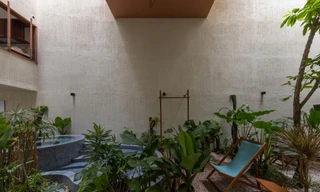 Thiết kế bể bơi giữa ngôi nhà cho gia chủ thư giãn cùng thiên nhiên