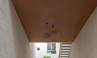 Thiết kế bể bơi giữa ngôi nhà cho gia chủ thư giãn cùng thiên nhiên