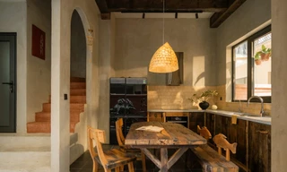 Nhà 'hang cá' 240m2 nổi bật với phong cách thô mộc và bảng màu cá tính