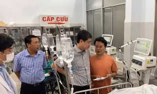 Ông Nguyễn Hồng Hải thăm hỏi, động viên người nhà nạn nhân tại bệnh viện.