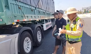 Lực lượng CSGT kiểm tra xe đầu kéo.