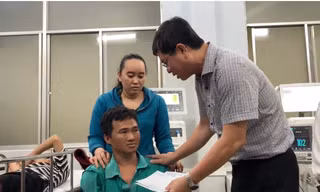 Phó Chủ tịch UBND tỉnh Lâm Đồng hỏi thăm em Đỗ Tuấn Kiệt.