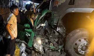 Taxi đấu đầu xe tải trước chợ, 3 người thương vong