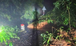 Sạt lở đèo Gia Bắc, giao thông ách tắc