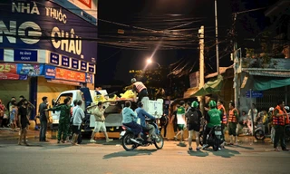 Dân dỡ đồ chạy lũ trong đêm khi nước sông ở Lâm Đồng dâng cuồn cuộn