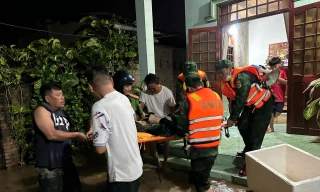 Lực lượng chức năng hỗ trợ di dời người già phường Phú Thuỷ đêm 4/12.