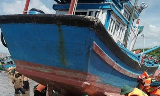 Trục vớt loạt tàu cá bị chìm do mưa lũ tại Lâm Đồng