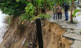 Vị trí sạt lở tạo 'hàm ếch' sâu, mặt sạt mở rộng 7 - 8m.