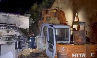 Bé gái 8 tuổi thoát nạn thần kỳ sau sạt lở taluy