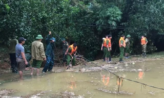 Lực lượng chức năng tìm kiếm thi thể nạn nhân. Đến khoảng 17h cùng ngày, thi thể anh H, nạn nhân cuối cùng đã được tìm thấy.