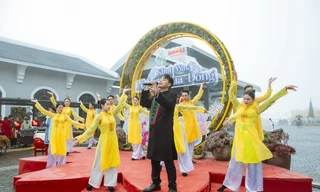 Du khách nước ngoài thích thú tham gia lễ hội.