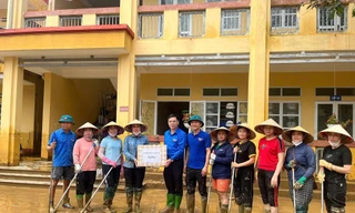 Thanh niên Lào Cai dọn dẹp trường lớp, chuyển lương thực đến người dân vùng lũ