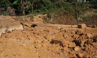 Hiện trường vụ sập tường. Ảnh: Sùng Chúng.