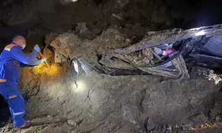 Vụ ô tô chở 3 người mất tích bí ẩn: Xe bẹp rúm, tìm thấy 2 thi thể