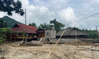 Nhà các hộ dân bị ngập trong cát vàng.