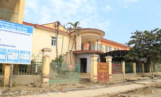 Mới nhất, ngày 16/10, Cục Y tế GTVT đã có văn bản, ghi nhận ý kiến của tập thể cán bộ, viên chức và người lao động Bệnh viện GTVT Yên Bái. Cục sẽ tổng hợp, báo cáo và kiến nghị Bộ Xây dựng đề nghị UBND tỉnh Lào Cai sớm chỉ đạo các sở, ngành liên quan phối hợp với Cục Y tế để thực hiện việc tiếp nhận bệnh viện theo đúng tinh thần “bàn giao nguyên trạng” mà Thủ tướng Chính phủ đã phê duyệt; đồng thời kiến nghị Bộ Xây dựng báo cáo cấp có thẩm quyền xem xét, hỗ trợ kinh phí cho bệnh viện theo quy định.