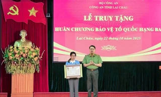 Thừa ủy quyền của Chủ tịch nước, thiếu tướng Nguyễn Viết Giang đã trao Huân chương bảo vệ Tổ quốc hạng ba cho đại diện gia đình thiếu tá Hà Văn Minh. Ảnh: Công an tỉnh Lai Châu.