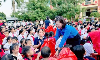 Mang trung thu đến với trẻ em sau bão