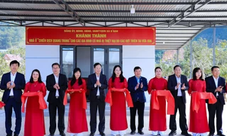 Đại biểu cắt băng khánh thành nhà mới cho các hộ dân tại xã D’ran.