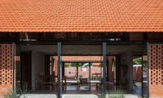 Nhà 'tự thở' bằng thiết kế sắp xếp gạch nung đỏ 