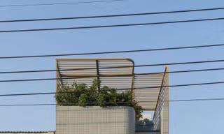 Những khoảng thông tầng và giếng trời được đưa vào khéo léo trong ngôi nhà phố