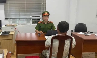 Con rể bị lập biên bản, cha vợ cầm dao dọa CSGT