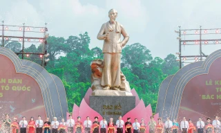 Nghi lễ cắt băng khánh thành công trình Tượng đài Bác Hồ ở Tân Trào.