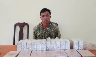 Đối tượng Lầu A Chu cùng tang vật 33 bánh heroin. Ảnh: CACC