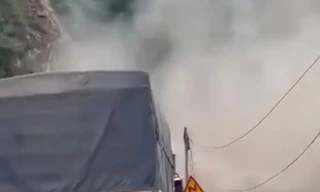 Video: Núi sạt lở xuống quốc lộ, người dân Sơn La hoảng loạn tháo chạy