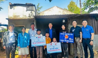 Trung ương Đoàn, Hội đồng Đội Trung ương trao sổ tiết kiệm cho nữ sinh mồ côi cha, gánh gồng nuôi 3 em