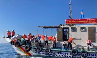 Ngày 28/3, Sở Nông nghiệp và Môi trường tỉnh Lâm Đồng tổ chức lễ thả giống tái tạo nguồn lợi thủy sản tại vùng biển Khu bảo tồn biển Hòn Cau (xã Vĩnh Hảo), nhân kỷ niệm 67 năm Ngày Truyền thống ngành Thủy sản (1/4/1959 - 1/4/2026).