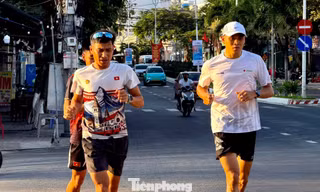 Vận động viên đánh giá cung đường Tiền Phong Marathon ‘đẹp, mát, dễ bứt tốc’
