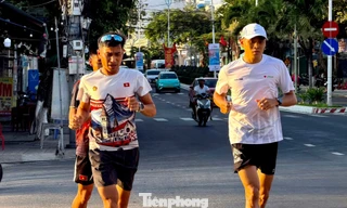 Vận động viên đánh giá cung đường Tiền Phong Marathon ‘đẹp, mát, dễ bứt tốc’