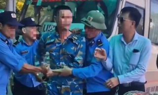 Người đàn ông bị hành hung bằng gậy. Ảnh cắt từ video.