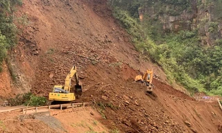 Máy móc thực hiện san gạt đất đá, thông tuyến đường.