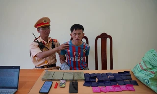 Bắt đối tượng vận chuyển 4 bánh heroin và 6.000 viên ma túy