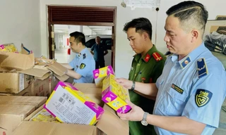  Lực lượng chức năng thu giữ sản phẩm kẹo, bánh nướng không rõ nguồn gốc. Ảnh: Công an tỉnh Lào Cai.