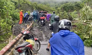 Điện Biên: Sạt lở đèo trên Quốc lộ 12, giao thông chia cắt