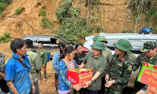 Phó Thủ tướng Trần Hồng Hà thăm hỏi người dân vùng lũ Điện Biên