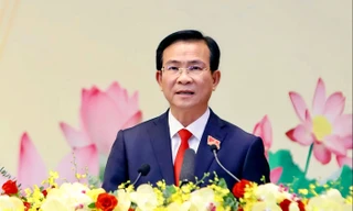 Ông Hồ Văn Mười - Phó Bí thư Tỉnh uỷ, Chủ tịch UBND tỉnh Lâm Đồng trình bày Báo cáo chính trị.