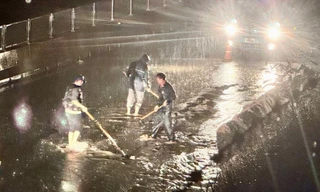 Cát tràn xuống phủ kín đường cao tốc Vĩnh Hảo - Phan Thiết tối 2/9.