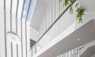 5 tầng nhà xoay quanh trục lõi thang để lấy sáng và thông khí