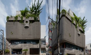 Ngôi nhà theo phong cách hiện đại nổi bật nơi ngã tư thành phố