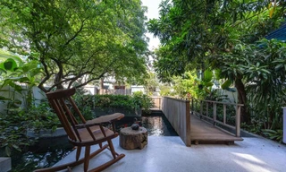 Biệt thự với không gian mở của cây xanh và mặt nước 