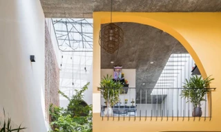 Nhà ống 2 tầng với các khoảng 'cắt xẻ' ngẫu hứng