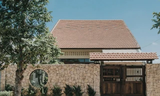 Hai vợ chồng về quê xây căn nhà bên ngoài truyền thống, bên trong hiện đại