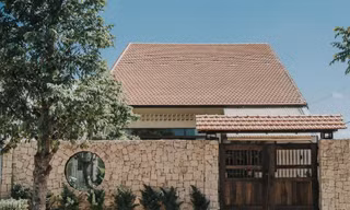 Hai vợ chồng về quê xây căn nhà 'ngoài truyền thống, trong hiện đại'